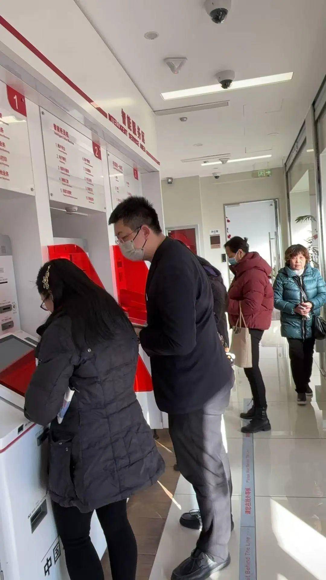 皇冠账号_“都在排队取钱皇冠账号!”今天不少人懵了:ATM机都取光了?紧急提醒