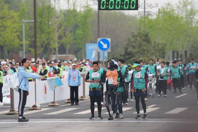 信用网怎么注册_“天工”第一个冲出去信用网怎么注册!全球首个人形机器人半程马拉松开跑