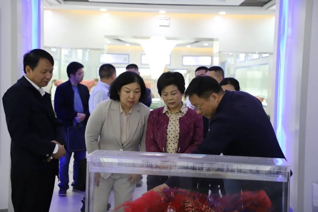 皇冠信用网登0_贵州省政协副主席、民盟贵州省委主委冉霞到贵州农职院调研