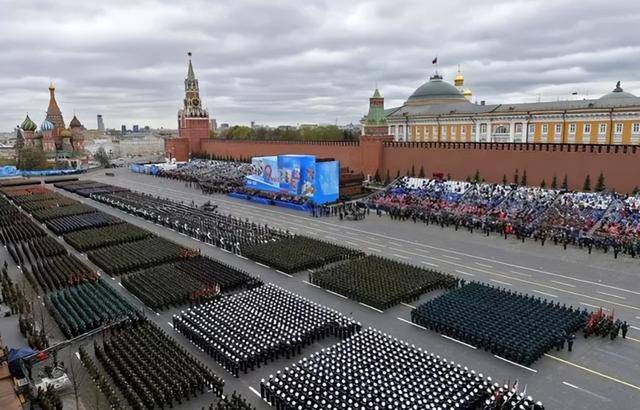 皇冠信用网注册_俄红场大阅兵皇冠信用网注册,中国给足了面子!高规格出席,还送上了一份大礼