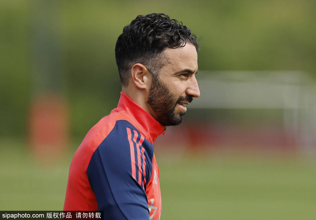 皇冠信用网会员注册网址_曼联惊天计划！CEO亲曝重建秘辛皇冠信用网会员注册网址，阿莫林携6250万强援誓救红魔？