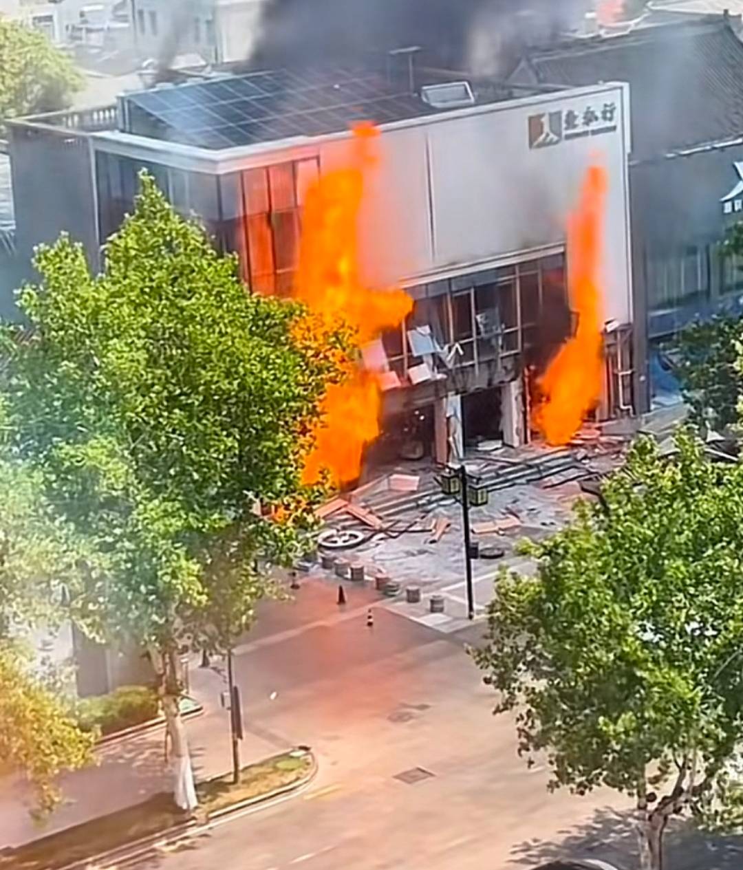 外围买球app十大平台_济南突发火灾致5人受伤1人失联外围买球app十大平台,附近商家称“广场晃动了一下”:有明显震动感