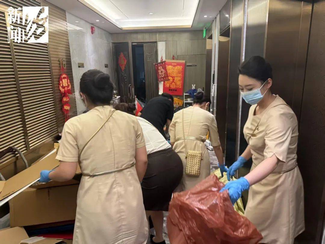 皇冠体育App下载_垃圾堆满皇冠体育App下载,臭到离谱!上海顶流豪宅业主也拾荒?邻居直呼倒大霉,不能忍!