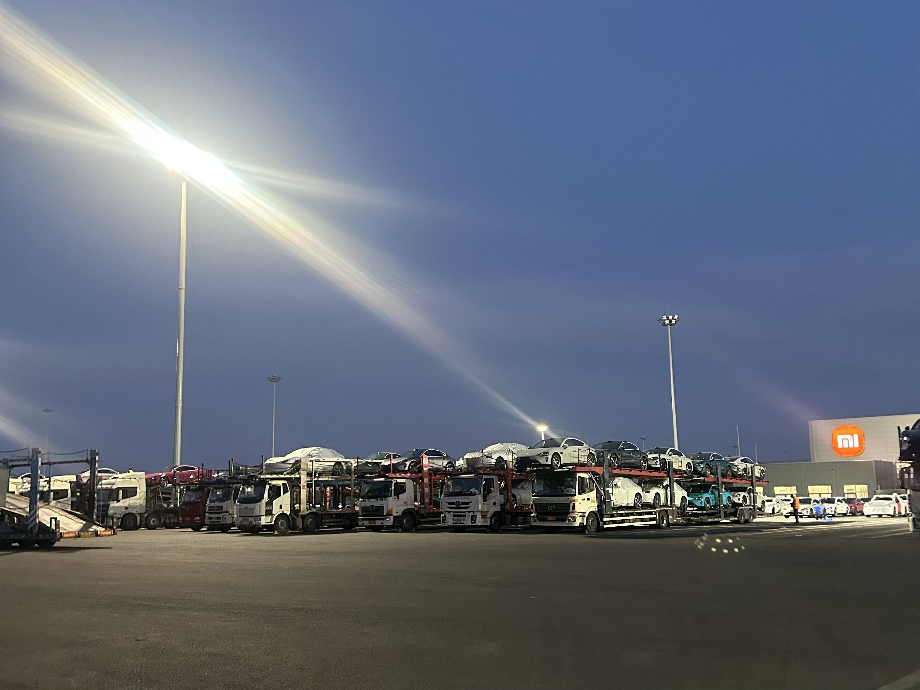 甲府风林 v 爱媛_小米YU7上市72小时:“锁单+1”刷屏工作群甲府风林 v 爱媛,提车时间最长超一年,雷军直面“产能挑战”?