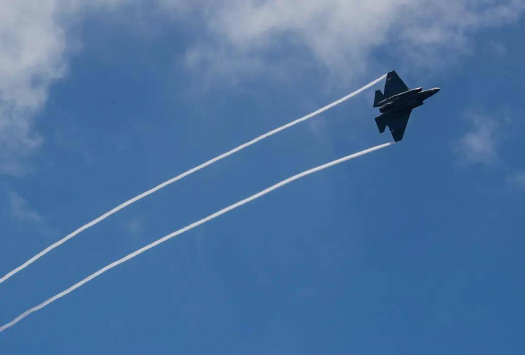 日本J3联赛_央视公开!美国双航母夹击中国辽宁舰日本J3联赛,歼-15挂弹起飞与美军狗斗