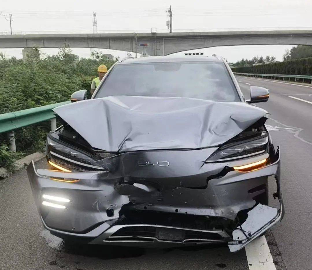 皇冠信用网登3代理_漯河:高速上司机扭头看孩子皇冠信用网登3代理,瞬间追尾!