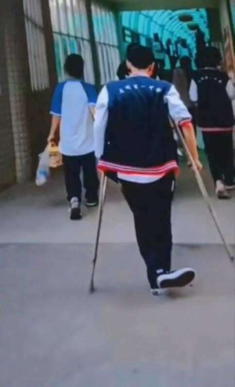 皇冠皇冠代理平台_录取书送达时凉山“拄拐少年”已离世 老师同学纷纷悼念