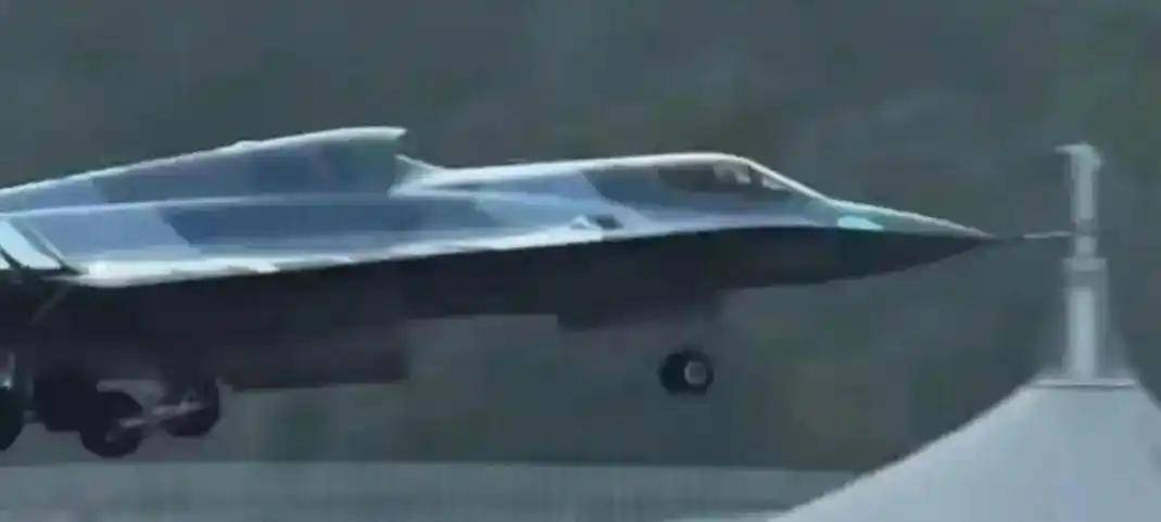 泰国乙组联赛
_战斗机越造越庞大泰国乙组联赛
，歼 - 45 超大个头造型前卫，恰似 “空中巨无霸”