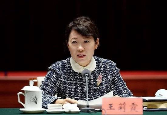 皇冠信用网在线注册
_正部级美女大员被查!千万华服堆满多套住宅皇冠信用网在线注册
,化妆团队提前数小时待命~