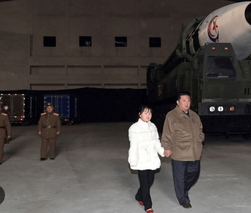 皇冠會員申請_金正恩女儿首登国际舞台皇冠會員申請,引爆接班传闻!英国首相被架空,工党内斗成全武行…