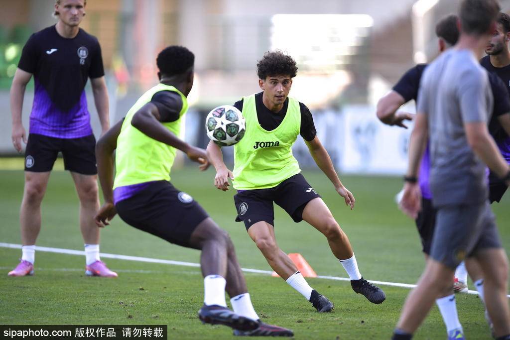 布洛马波卡纳vs埃尔夫斯堡_曼联尴尬了!2500万买了俩支升班马都不要的门将布洛马波卡纳vs埃尔夫斯堡,原因曝光太扎心