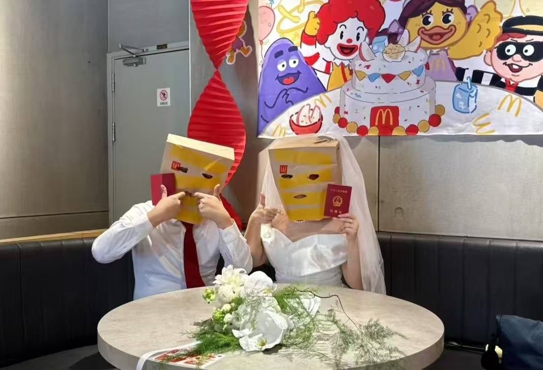 希腊vs波斯尼亚和黑塞哥维那_新人回应在麦当劳办婚礼：选在第一次约会的那家希腊vs波斯尼亚和黑塞哥维那，人均80元，朋友们觉得很新奇