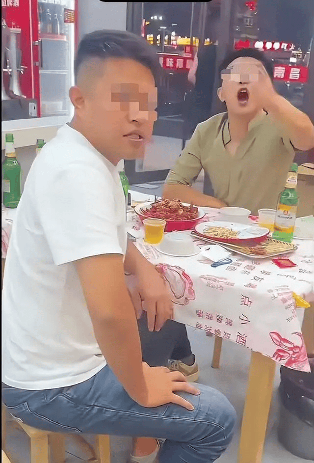 皇冠信用盘怎么申请_警方通报“女子吃夜宵被陌生男子摸头辱骂”：闵某某(男皇冠信用盘怎么申请，34岁)被拘