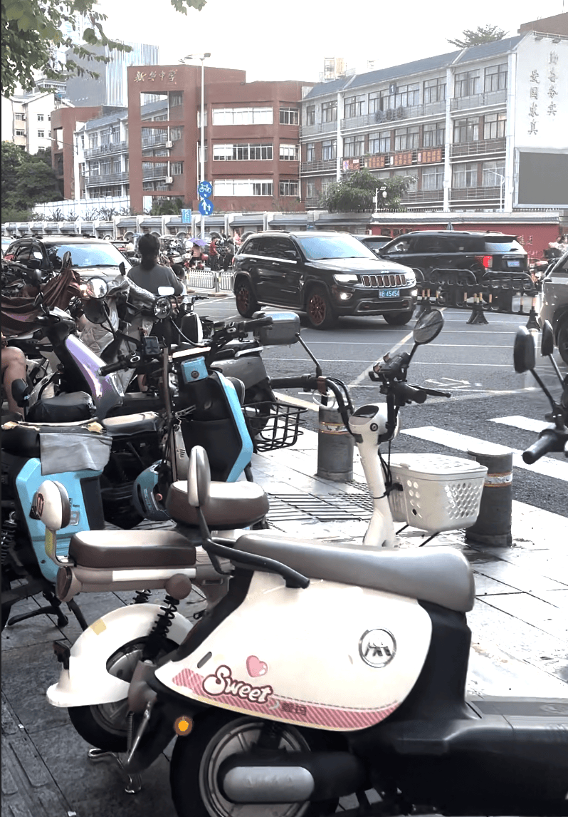 皇冠信用网押金多少_深圳一医院门口被指“举步维艰”皇冠信用网押金多少!整治后记者实探:仍很堵