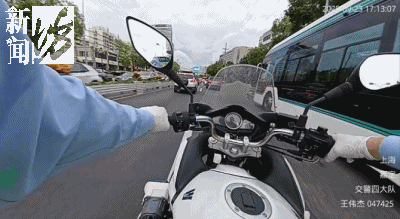 皇冠信用网登1_事发上海晚高峰！汹涌车流中皇冠信用网登1，一男子绝望跳车，直奔民警而去……