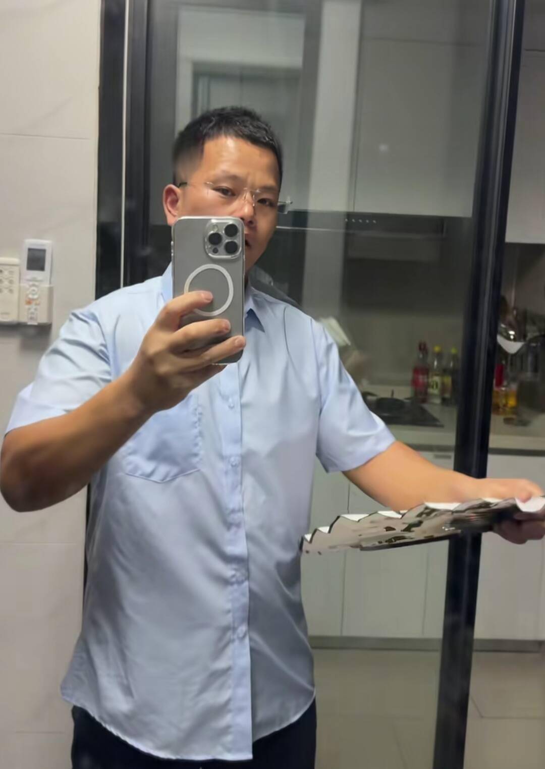 皇冠信用盘怎么注册_男子手拿折扇逛街却被看成持刀皇冠信用盘怎么注册,被路人踹倒抓进派出所,当事人:至今都是蒙的