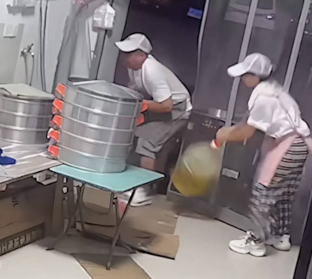 皇冠信用網网址_妻子抄起20斤油桶砸老公皇冠信用網网址,“晚10秒,后果不堪设想……”