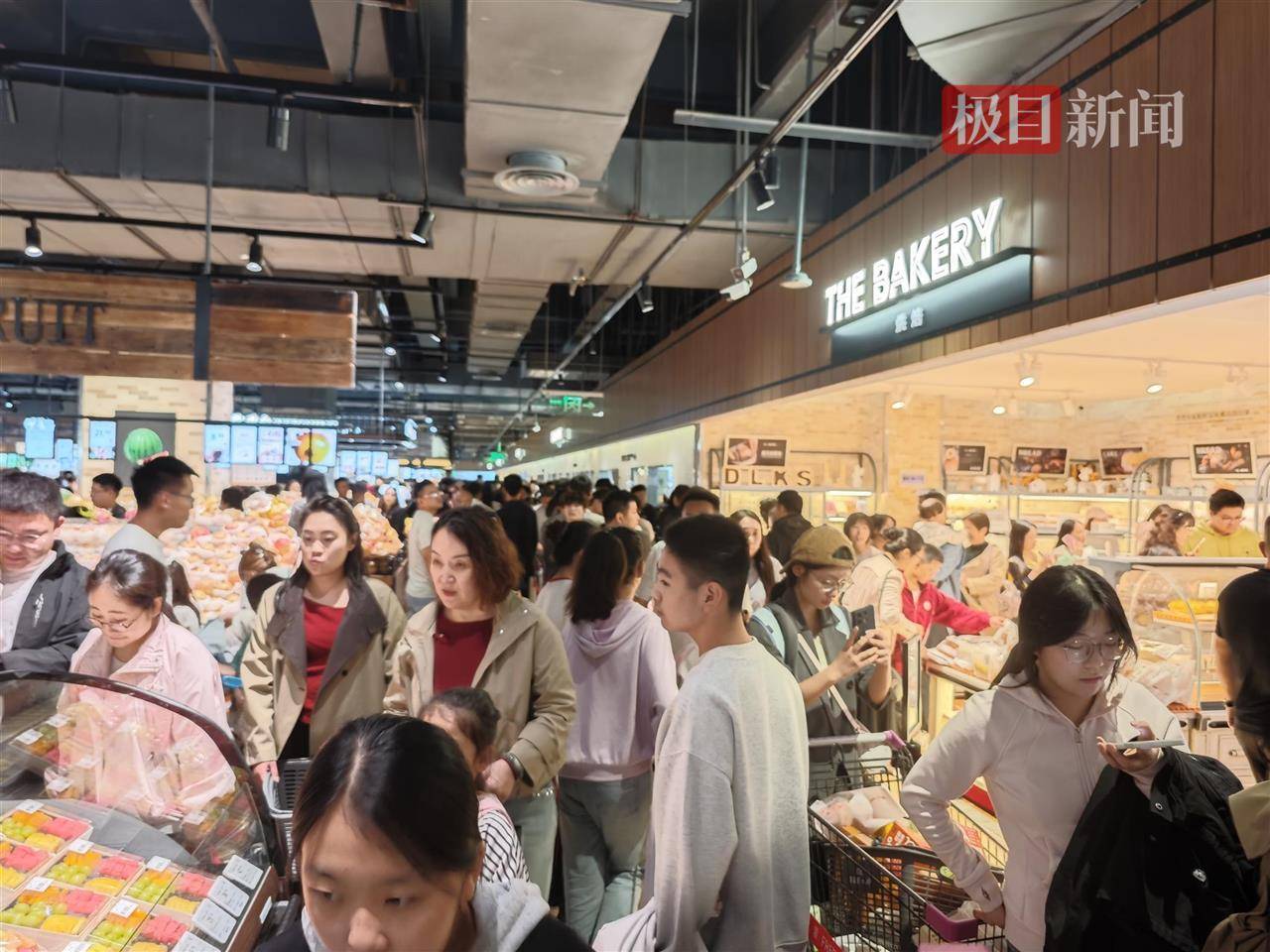 皇冠信用网会员申请_中秋夜的新乡胖东来能有多少人？多个收银口排起长队皇冠信用网会员申请，有顾客举着购物篮在人群中穿行