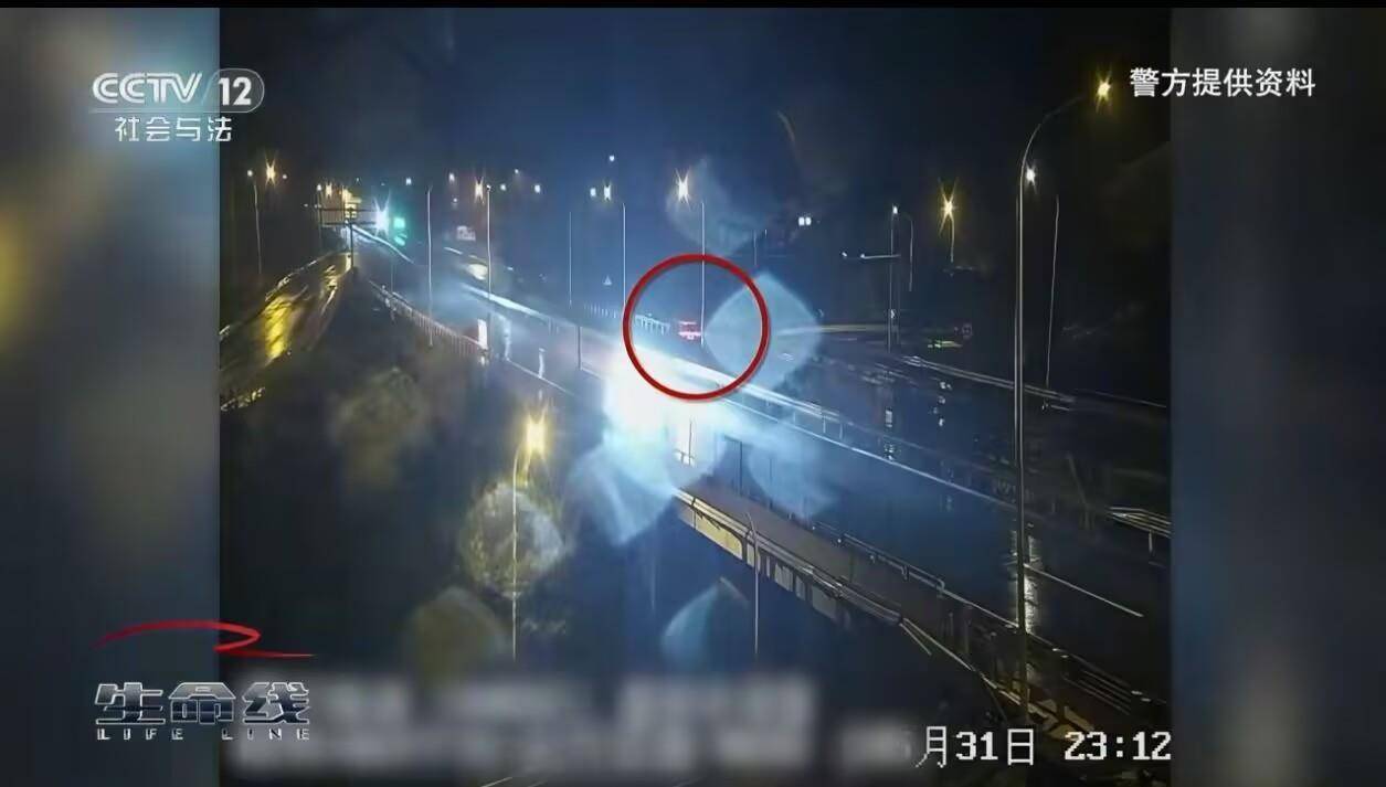 皇冠信用网登3代理注册_男子喝3斤白酒用智驾行驶20公里后在高速上睡着了皇冠信用网登3代理注册,因醉酒驾驶被判拘役一个月,交警回应