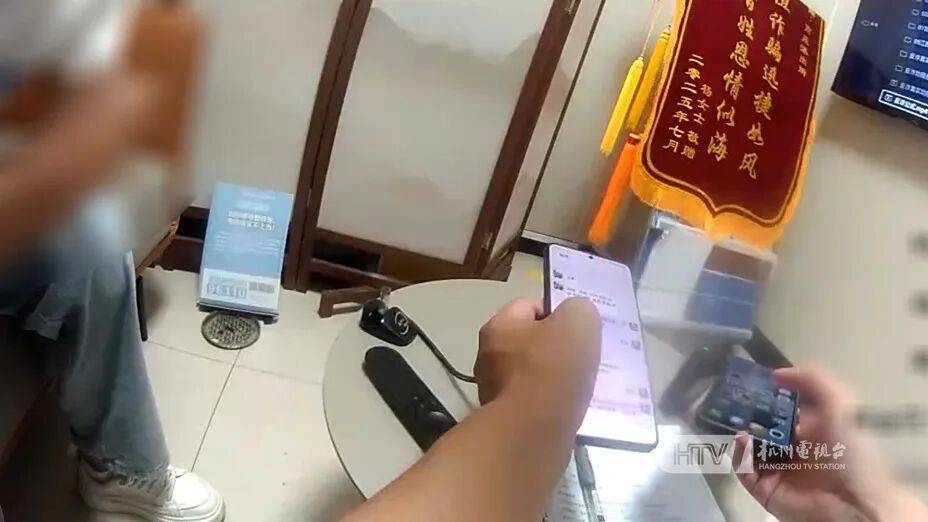 如何代理皇冠信用網
_杭州男子为女友买10000元超市卡如何代理皇冠信用網
,被民警狂追10分钟:“跑什么,是来保护你的!”