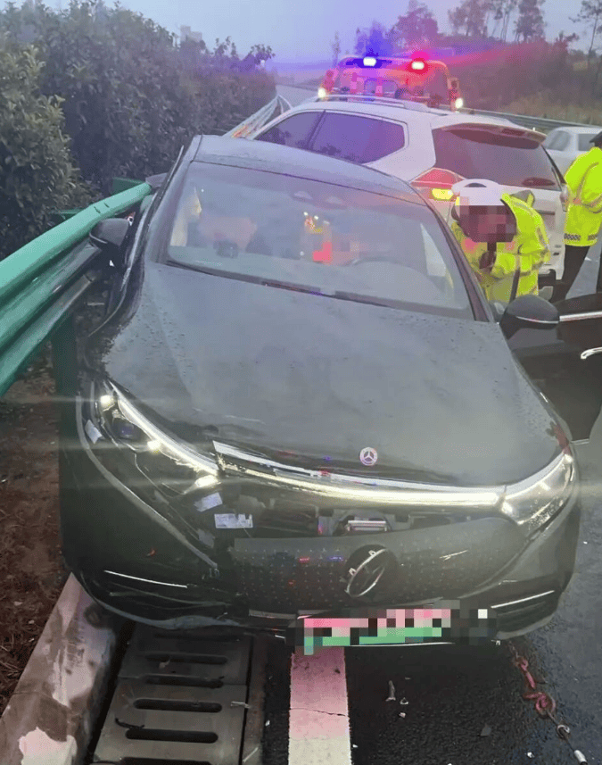 皇冠信用網会员开户
_女高管花67万买的奔驰今年投保52万皇冠信用網会员开户
，被严重追尾后几乎报废，对方全责其保司却只赔24万：按二手车市场价评估