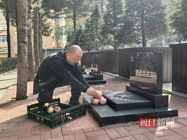 皇冠信用网开户
_泪目皇冠信用网开户
！沈阳男子带1650个苹果到丹东抗美援朝烈士陵园