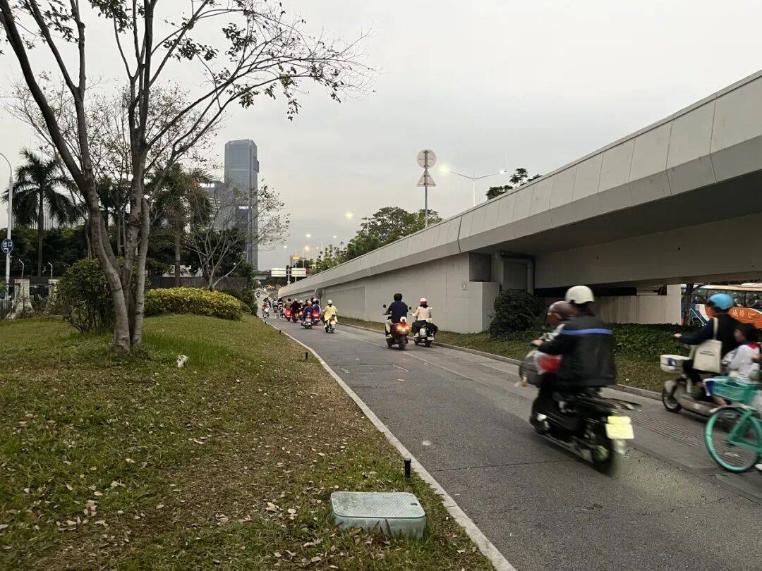 厄瓜多尔足球
_“等到车熄火”!深圳一主干道厄瓜多尔足球
,因封路导致拥堵!多部门研究疏解方案