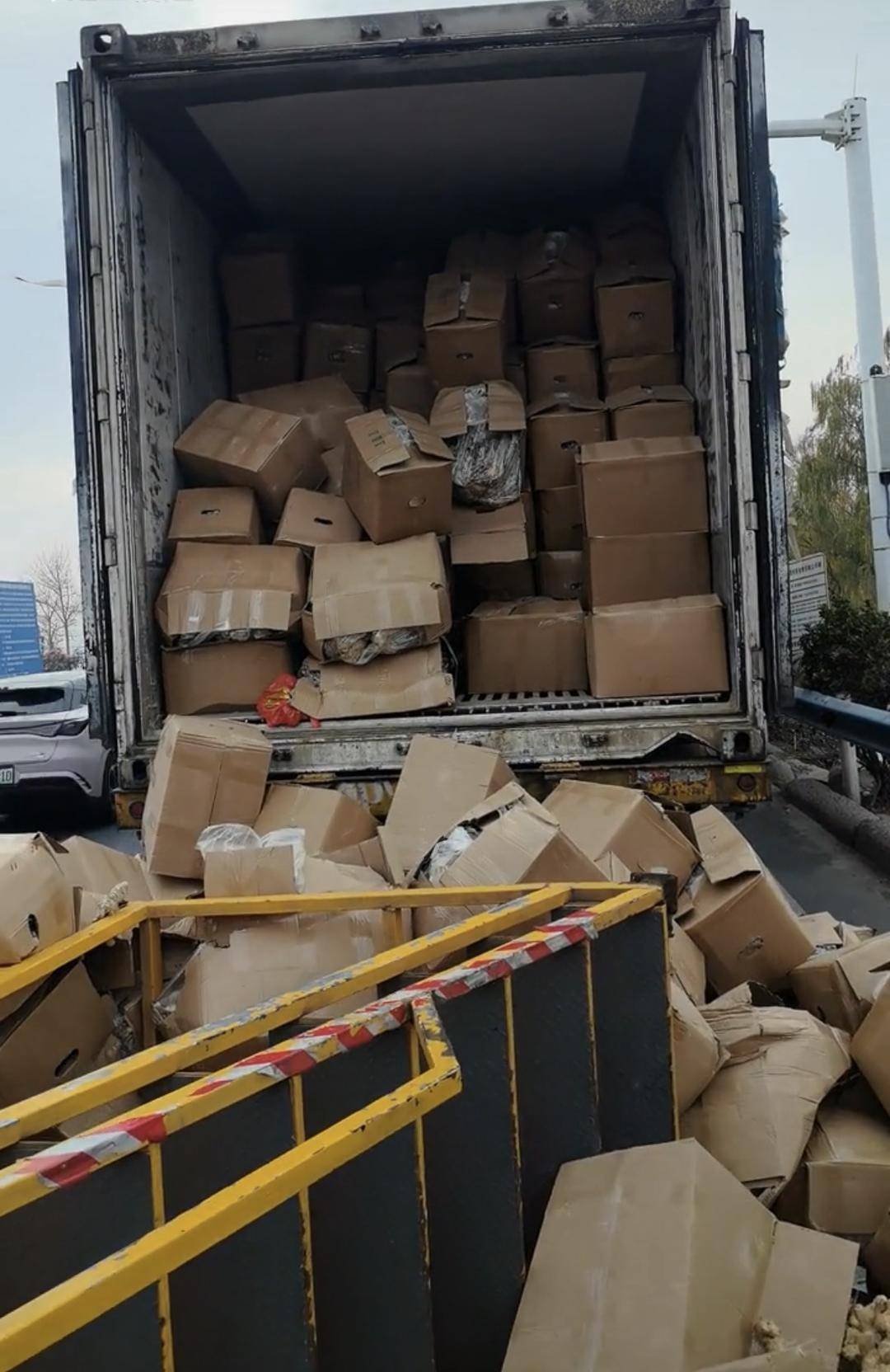 2026世界杯分组结果揭晓
_河南收费站绿通悲剧：司机被要求登上损坏梯子查货