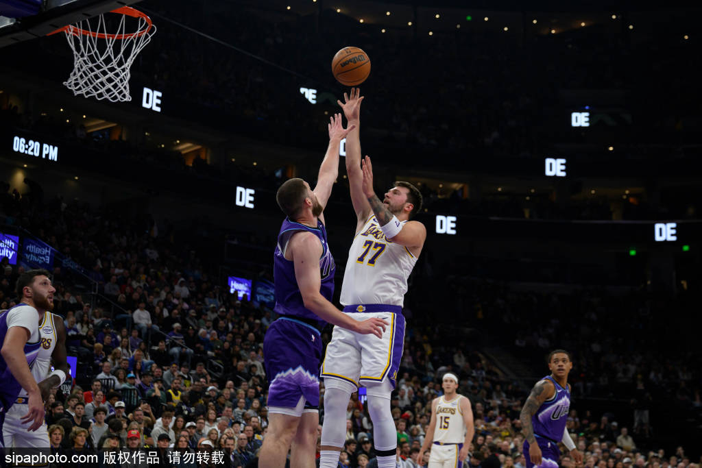 皇冠登一登二登三区别
_湖人队被马刺淘汰出阿联酋NBA杯皇冠登一登二登三区别
,詹姆斯难救主