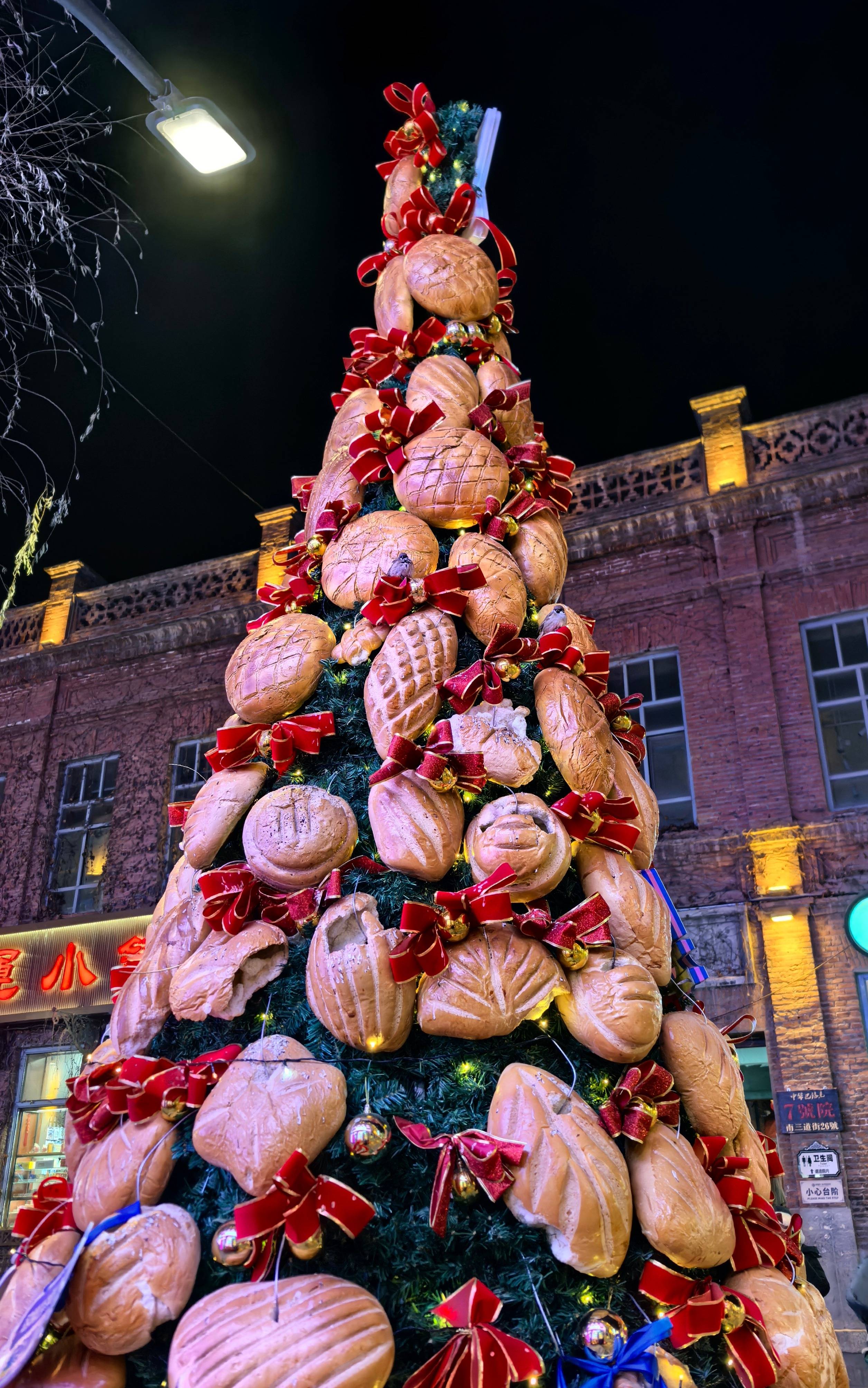 皇冠信用盘哪里申请
_哈尔滨一大列巴面包树成麻雀过冬粮仓皇冠信用盘哪里申请
,设计师:一百多个面包做成,已有两年