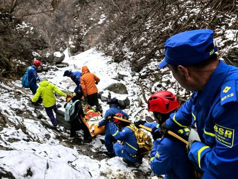 皇冠登3管理出租_一女子攀爬北京野山皇冠登3管理出租，滑坠8米高断崖