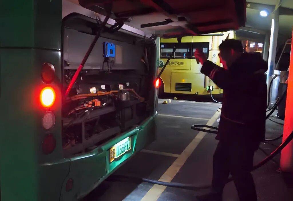 皇冠信用网代理注册_青岛一小伙：“长大后皇冠信用网代理注册，我开上了小时候经常坐的公交车”……从幼儿老师到公交司机，他用坚守温暖春运归途