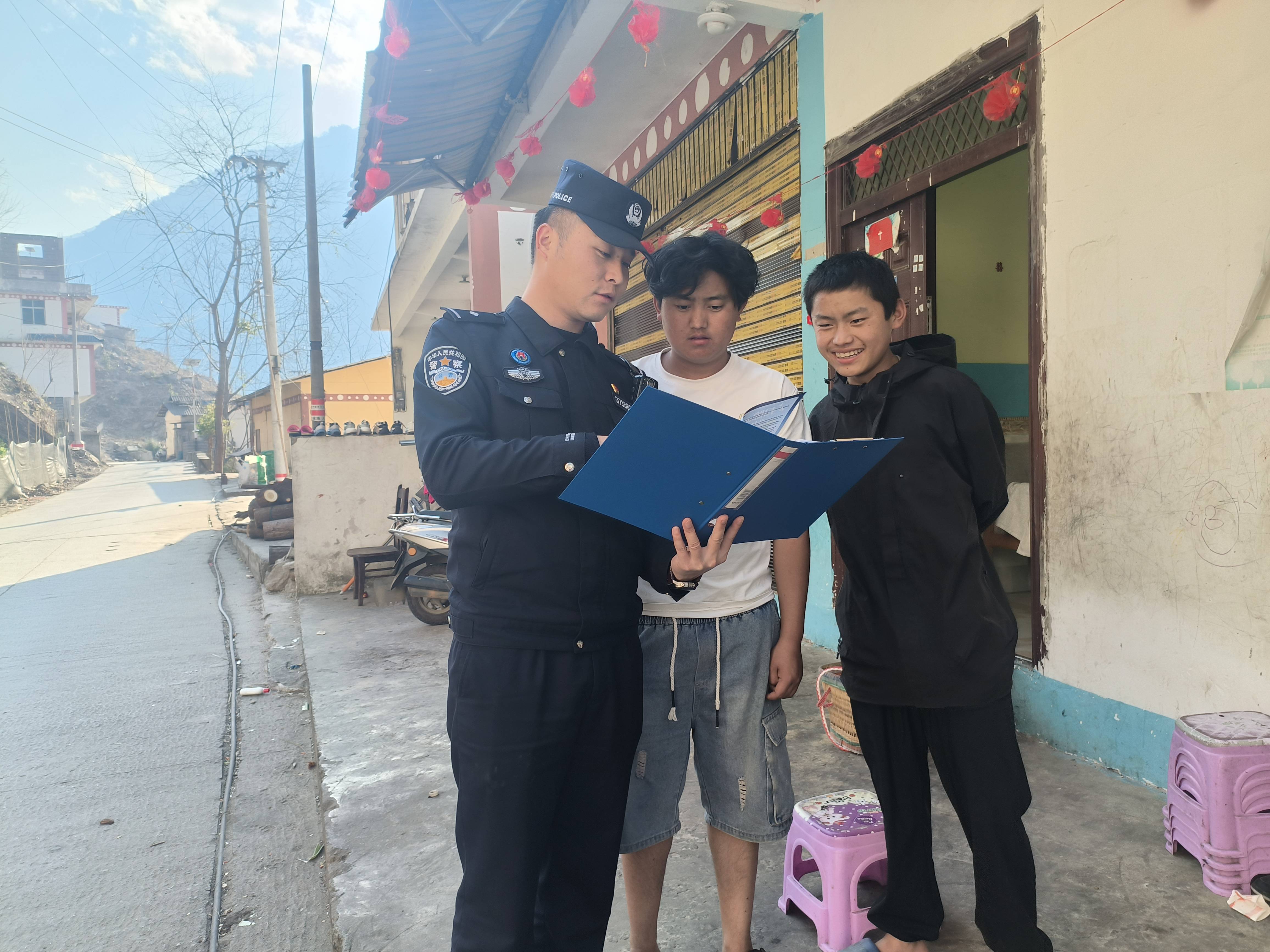 皇冠信用网登3代理 _云南怒江：社区民警“沉”下去 群众满意“提”上来