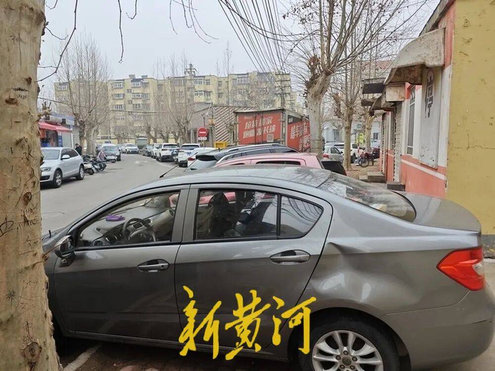 皇冠信用网押金多少 _济南一市民反映：未缴80元停车服务费车辆难出小区皇冠信用网押金多少 ，多方回应来了