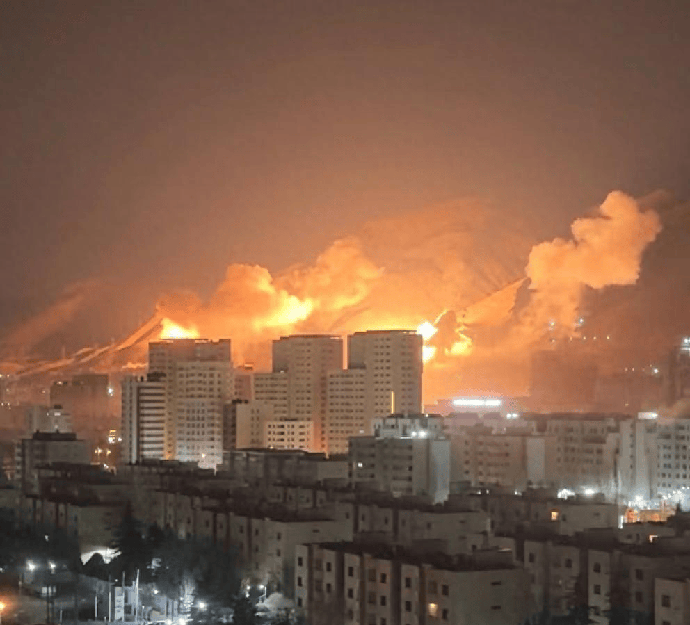 正网皇冠信用网 _破釜沉舟！伊朗发射子母弹猛轰正网皇冠信用网 ，击落37架无人机，中东被炸成火海