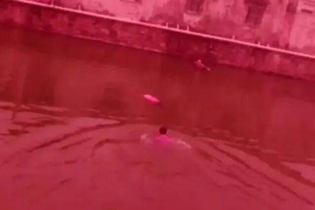 皇冠登3管理出租_上海一女子与丈夫视频时发生争吵情绪失控皇冠登3管理出租,留下诀别的话突然断联!随后被发现漂浮在河中一动不动,民警狂奔跳水救援,目前该女子已无大碍