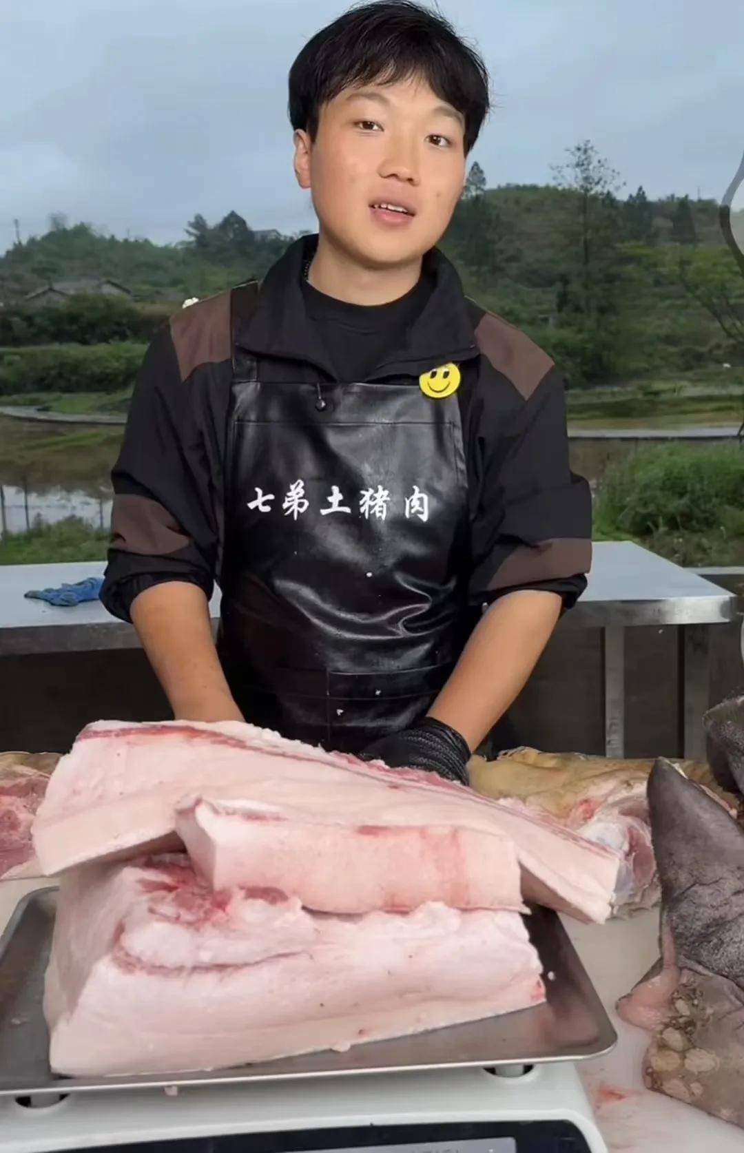 皇冠信用账号申请_湖南20岁小伙称“靠卖猪肉养育6个弟妹又有7弟”：压力大！当地民政局：其父表示无需额外救助皇冠信用账号申请，账号粉丝14万，有人专门打造人设