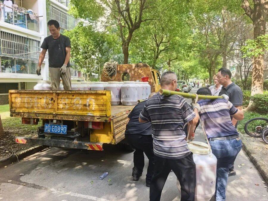 皇冠足球平台代理申请_上海一女子沉迷自制酵素12年皇冠足球平台代理申请,75公斤一桶堆满屋,邻居慌了:楼板扛得住吗?